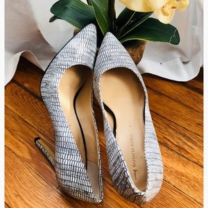 Banana Republic Grey and White Leather Pumps